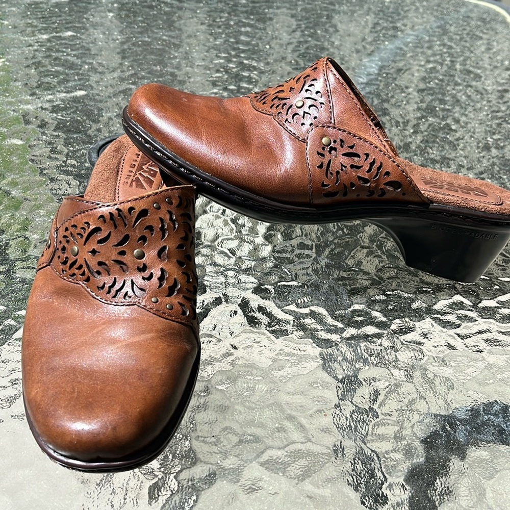 Earth Origins leather uppers clogs size 6